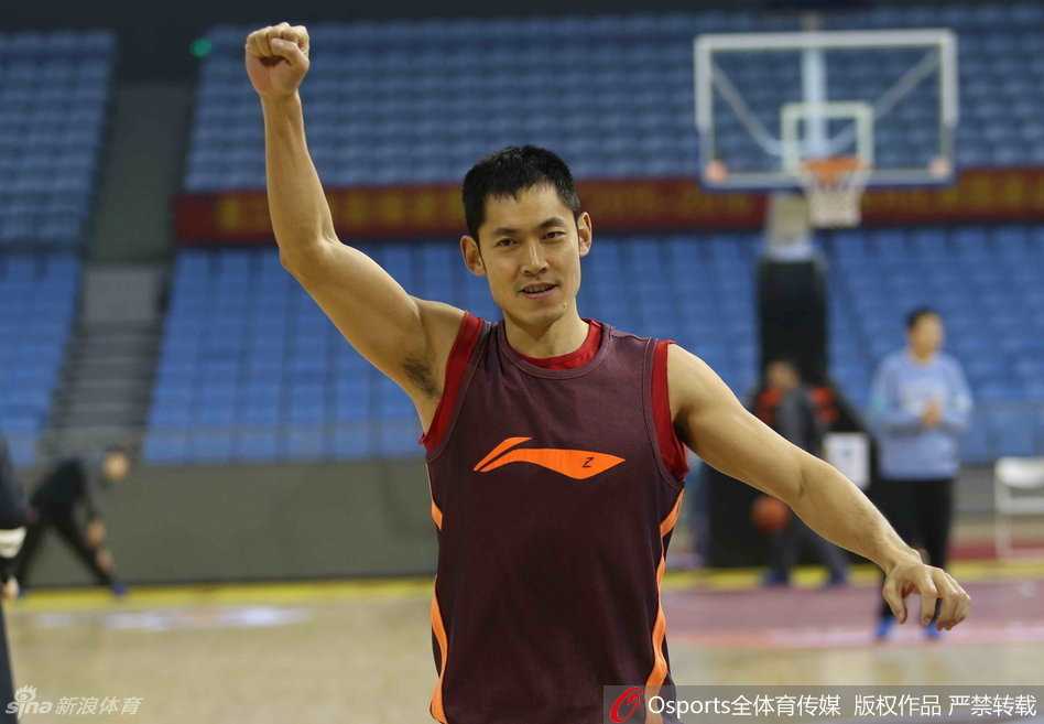 寒冬中的卫冕冠军:北京首钢常规赛收官战前众生相 翟晓川因腿部老伤复发无奈作壁上观,他一边观望队友训练,一边下意识地拍打着手中的篮球,眼神中充满了对赛场的渴望。