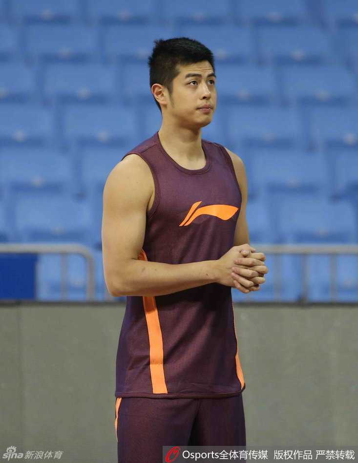 寒冬中的卫冕冠军:北京首钢常规赛收官战前众生相 训练间隙,马布里用力搓着双手哈气取暖,还不忘回头招呼身后的队友赶快围拢过来,在这阴冷的客场球馆里,他就像一团火,点燃着全队的斗志。