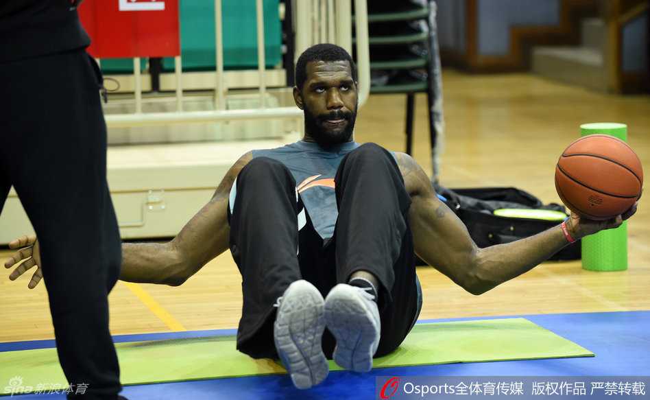 寒冬练筋骨 热血备战急 CBA诸强训练场众生相 李春江指导神情专注地站在场边,双手拢在嘴边大声呼喊战术,眼神紧紧盯着场内球员的每一次跑位,他的严谨是广厦队成长的基石。