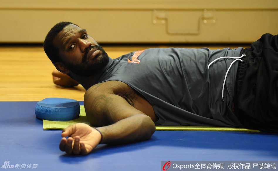 寒冬练筋骨 热血备战急 CBA诸强训练场众生相 曾经的内线巨塔奥登,在空旷的球馆中独自加练,每一次运球都显得格外认真,仿佛在与过去的自己进行一场无声的对话。