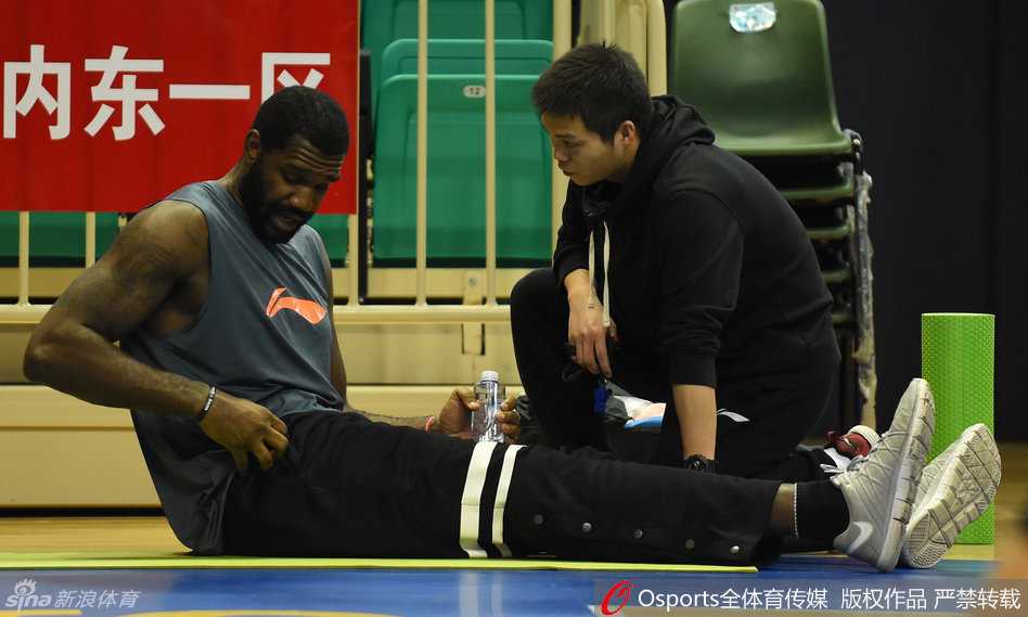 寒冬练筋骨 热血备战急 CBA诸强训练场众生相 热身间隙,北控队的外援查尔斯利用短暂休息时间调整呼吸,坚定的目光望向前方,肌肉线条在灯光下清晰可见,力量感十足。