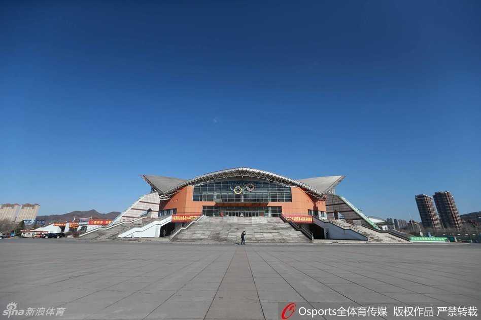 凛冽寒风中，本溪体育馆外人头攒动，热情的球迷们早早聚集，等待着为心中的英雄助威呐喊，他们的呼吸在冷空气中凝成白雾，汇成了一股温暖的声浪