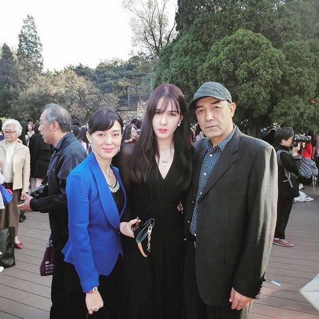 儿时的阿迪娜像个小公主，扎着可爱的发饰坐在看台上，眼神清澈，脸蛋肉嘟嘟的，萌态可掬地看着爸爸的球队比赛。