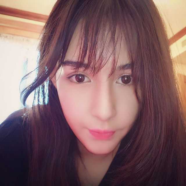 童年阿迪娜身穿彩色条纹衫，对着镜头比出胜利的手势，脸上洋溢着天真烂漫的笑容，眉眼间能看出如今清纯模样的雏形，十分惹人喜爱。