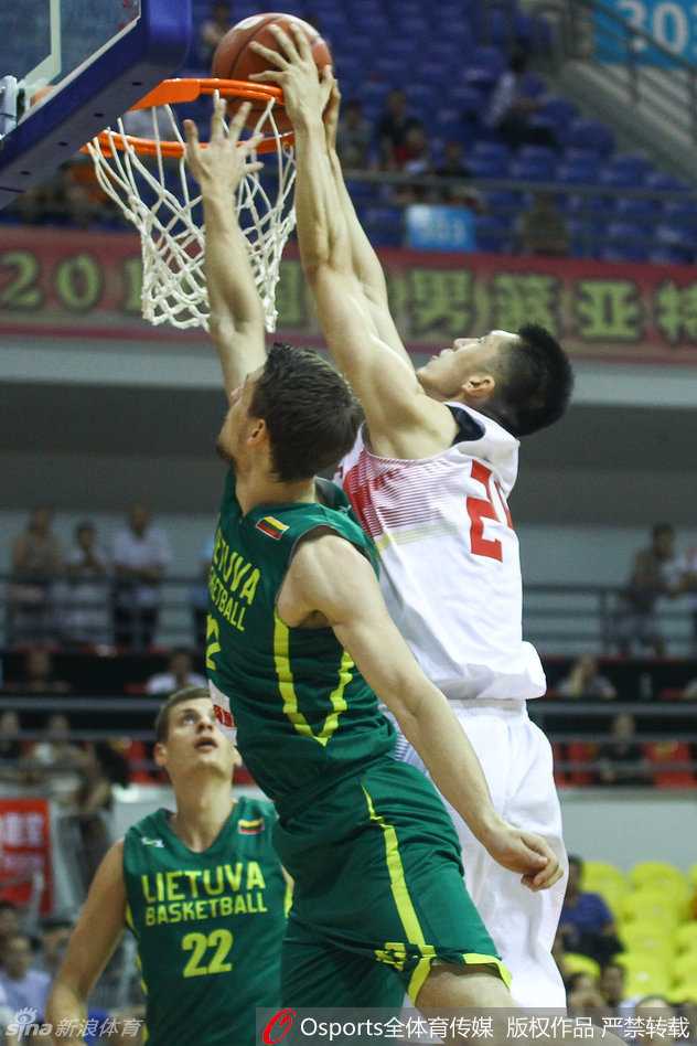 北京后卫方硕在三分线外运球组织进攻，他眼神犀利地观察着前场队友的跑位，手势示意战术跑动，场上五人宛如一台精密的机器。