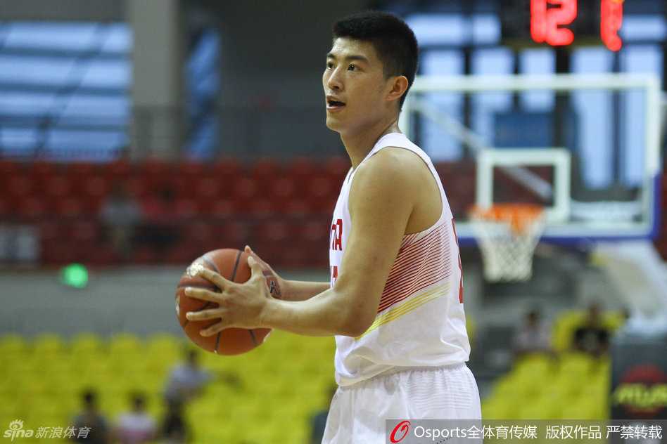 山东悍将陶汉林在对方长臂干扰下强行起跳投篮，皮球即将离开指尖，对手的封盖虽迟但到，整个画面充满了肌肉碰撞的张力。