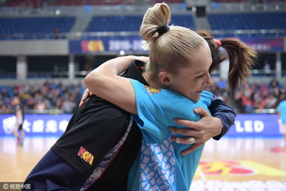 拥抱过后，两人相视而笑，仿佛在告诉彼此：一切都已过去，未来在赛场上仍是值得尊敬的好对手。