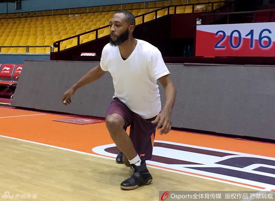 普莱斯在训练对抗中高高跃起传球，面带笑容显得游刃有余，快速融入球队的氛围让他心情愉悦