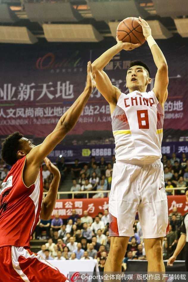 国奥队员们围成一圈，士气高涨地进行赛前加油呐喊，年轻的脸庞上写满了自信与斗志。