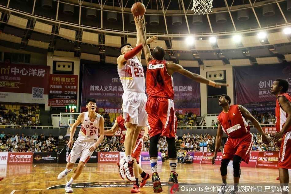 两名国奥核心球员在热身时有说有笑，表情轻松，展现出良好的赛前心态和团队氛围。