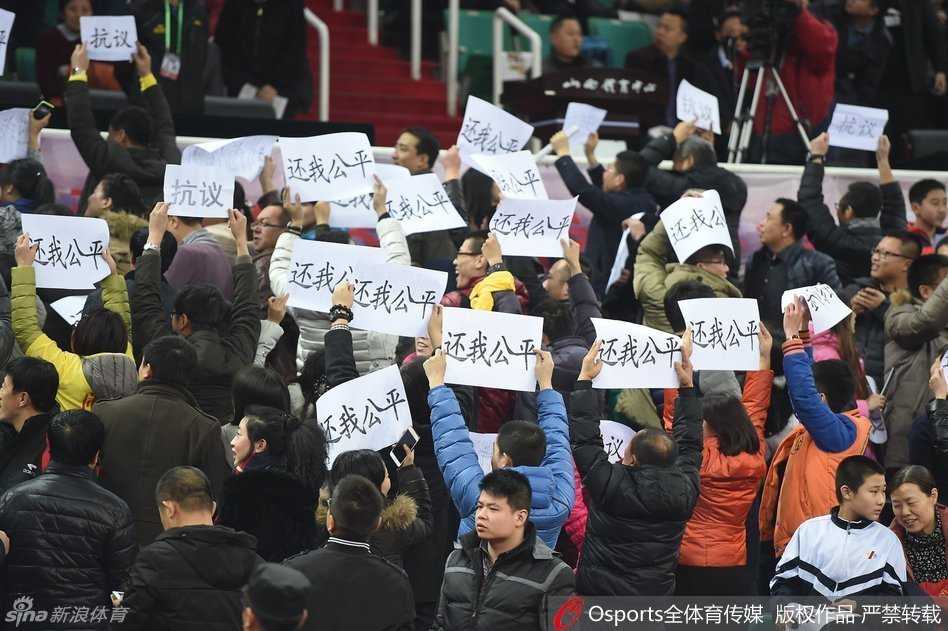 青岛队的球员在山西主场漫天的嘘声和标语包围下艰难组织进攻，客场作战的巨大心理压力在他们的肢体语言上显露无疑。