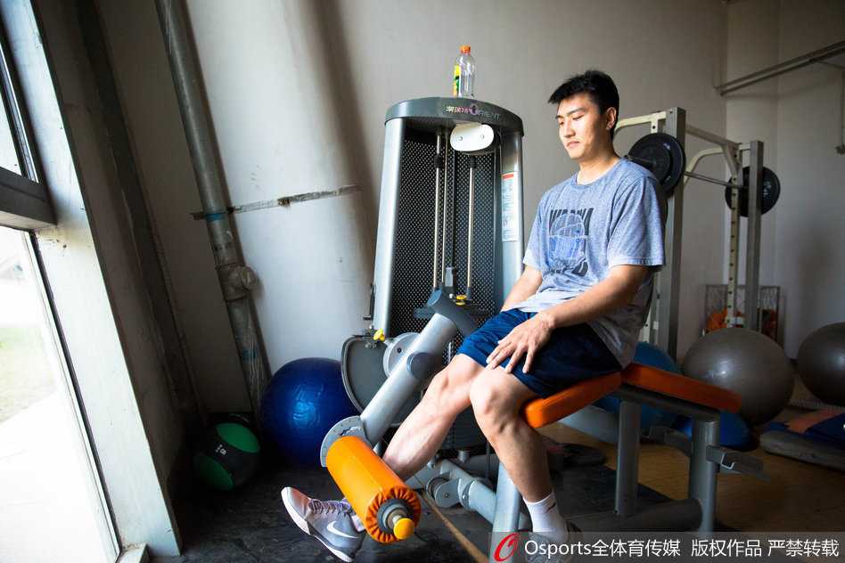 主教练许晋哲双手抱胸站在场边神情严肃地督战，他的目光如炬，紧盯着场上队员的每一个跑位和防守轮转，随时准备叫停进行战术指导。