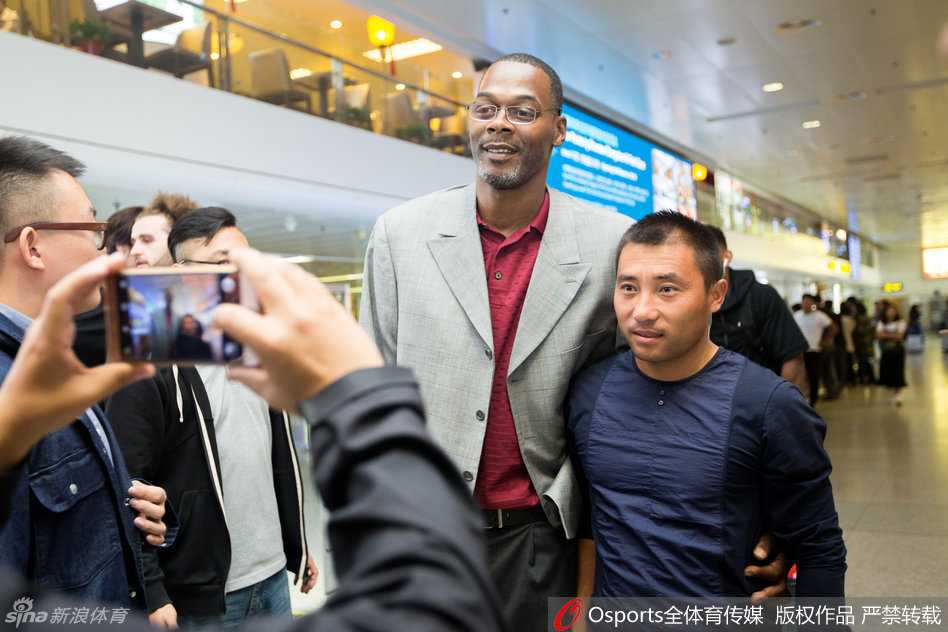 岁月如歌·全能战士归来:罗德格里格尔与长春的十年之约 戴着眼镜、胡子花白的罗德格里格尔走出通道,脸上洋溢着慈父般的笑容,他高举手臂向久违的吉林球迷大声问候,仿佛一位远行的大家长终于归巢。