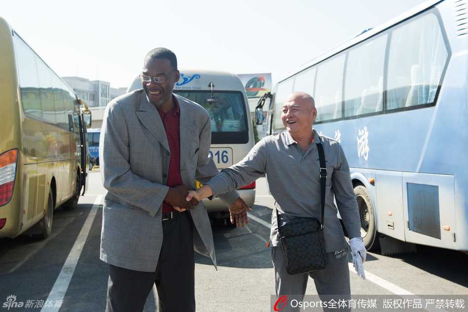 岁月如歌·全能战士归来:罗德格里格尔与长春的十年之约 等待多时的球迷们翘首以盼,人群中有人举着自制的欢迎牌子,上面写着“欢迎回家”的字样,每个人的脸上都写满了期待与喜悦。