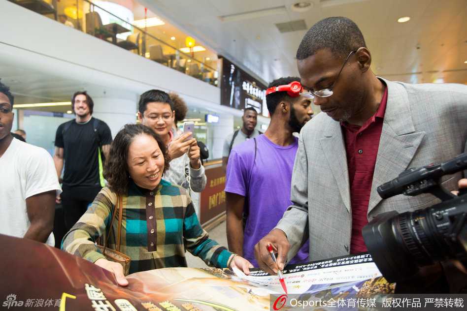 岁月如歌·全能战士归来:罗德格里格尔与长春的十年之约 在机场大厅,罗德与一位白发苍苍的老球迷紧紧握手,两人相视而笑,眼神中流露出跨越多年的老友般的默契与深情。