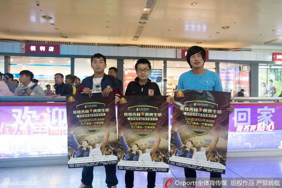 岁月如歌·全能战士归来:罗德格里格尔与长春的十年之约 罗德将一名儿童搂在怀中,耐心地为孩子调整着球衣,孩子羞涩地摸着罗德的手臂,这画面仿佛是一种传承,象征着篮球火种的延续。