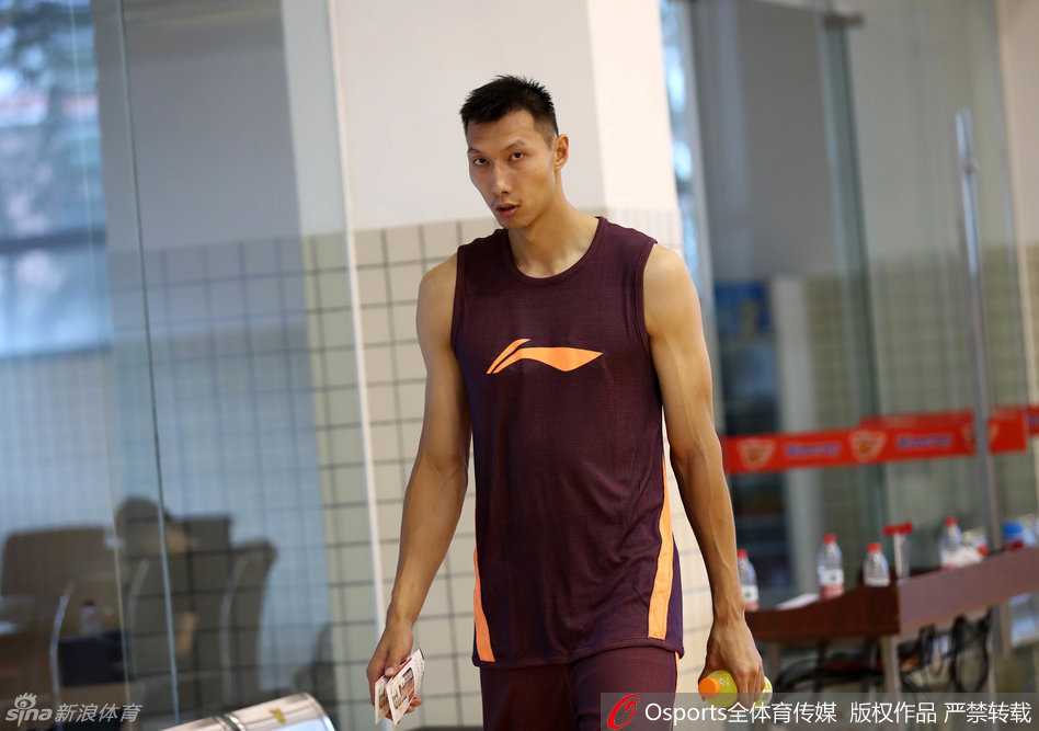 在略显昏暗的健身房灯光下，核心领袖易建联正在进行着沉默的力量训练，他唇上蓄起的胡须透着几分硬汉的沧桑感，仿佛把球队重担扛在了肩上，每一次推举都显得格外沉稳。