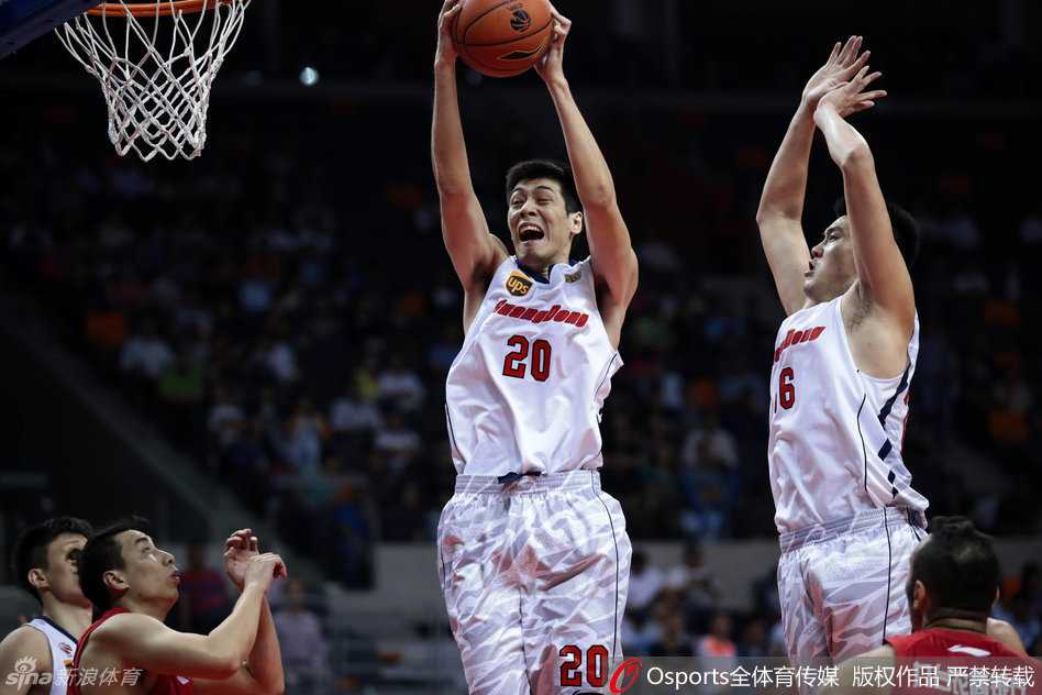 高尚持球强行突破，空中姿态舒展，以一记精彩的打板投篮向人们展示他的得分天赋。