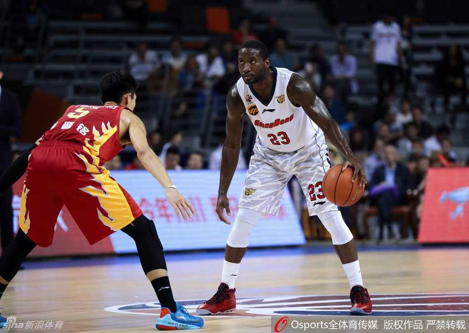 朱芳雨在场边目光深邃，与昔日恩师邓华德隔空相望，眼神中满是敬意与感慨。