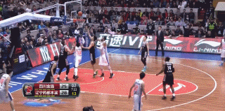 哈德森运球刚过中圈，眼见防守人稍有迟疑，便如一位冷酷的狙击手，无视那遥远的射程，直接在距离三分线两米开外抬手干拔，皮划出完美弧线，应声入网，一击致命。