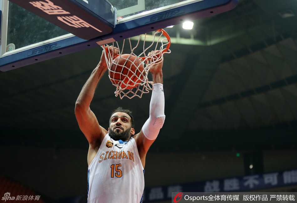 伊朗铁骑哈达迪在八一内线群中高高跃起，单臂战斧暴扣，展现亚洲第一中锋的绝对统治力