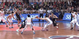 在球队最需要得分的时候，辽宁队外援哈德森终于找回投篮准星，他先是利用掩护干拔命中一记三分，随后又抓住转换机会，在同样的位置果断出手再中一球，连得6分，帮助辽宁队稳住了即将被拉开的比分。