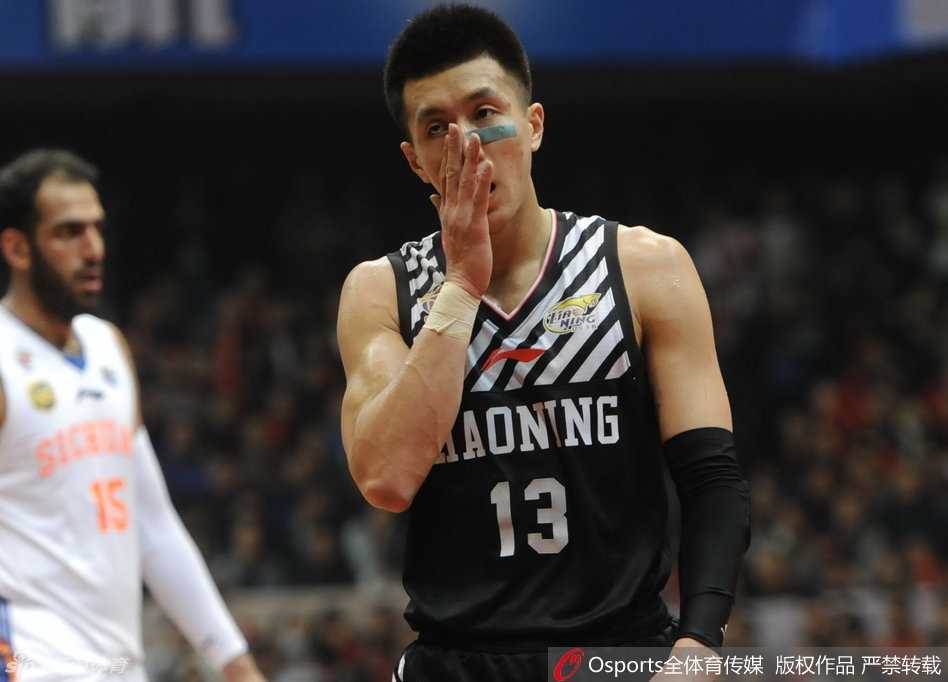 比赛终场哨响的那一刻，哈达迪与邓特蒙用力击掌，哈达迪紧握右拳，脸上洋溢着王者般的霸气，庆祝这场来之不易的客场胜利。