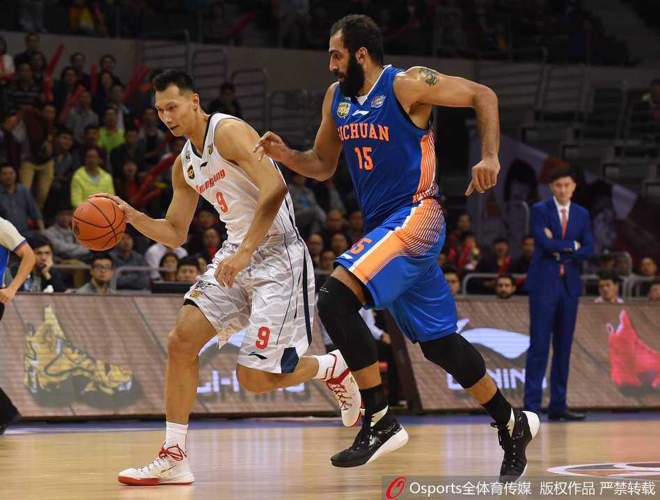 巅峰对决:易建联与哈达迪的恩怨情仇,那些年燃爆球场的经典瞬间 哈达迪张开长臂守护禁区,易建联持球试图突破,两人在篮下进行着激烈的身体对抗和篮板卡位。