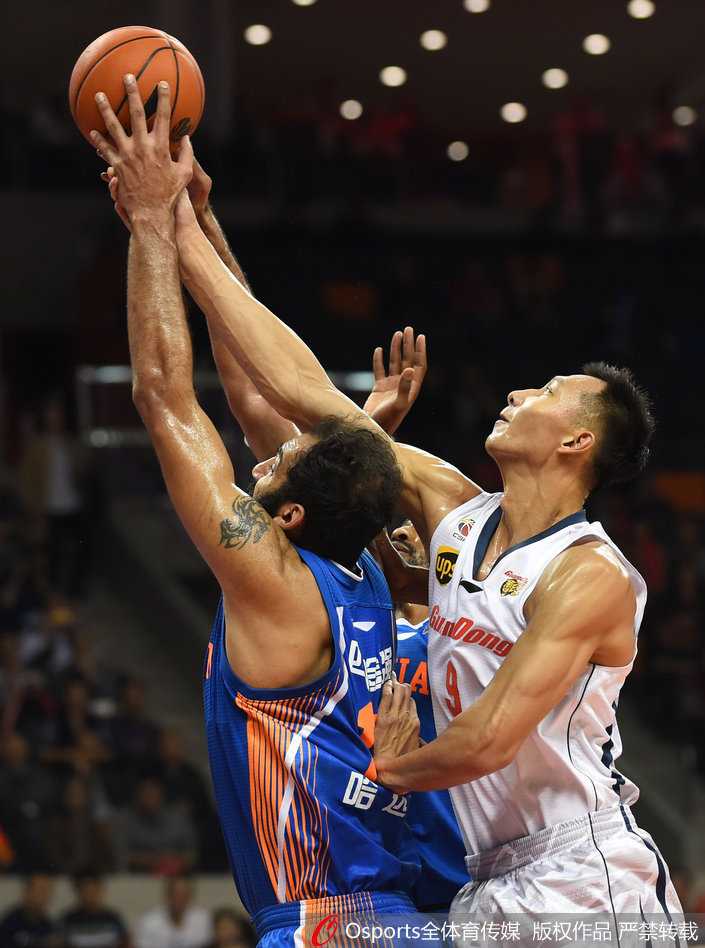 巅峰对决:易建联与哈达迪的恩怨情仇,那些年燃爆球场的经典瞬间 易建联在罚球线附近果断出手,篮球在空中划出一道美丽的弧线,这是他最稳定的得分方式——标志性的中距离跳投。