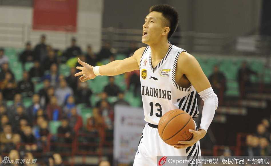 巅峰对决:比斯利狂潮遇辽篮铁骑,郭艾伦领航群星闪耀 兰多夫篮下强打,用宽厚的背部顶住防守球员,脚步扎实,展现出了NBA级别内线的绝对统治力。