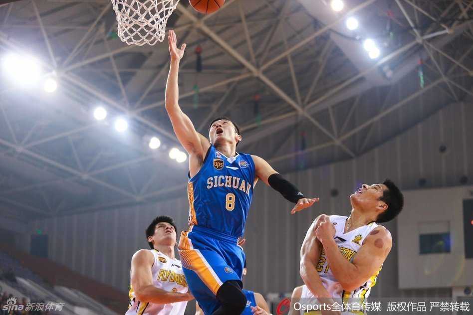 老将刘炜面对防守依然稳健，他压低重心，有节奏地运球穿越半场，眼神中透露着洞察一切战机的大将风范。