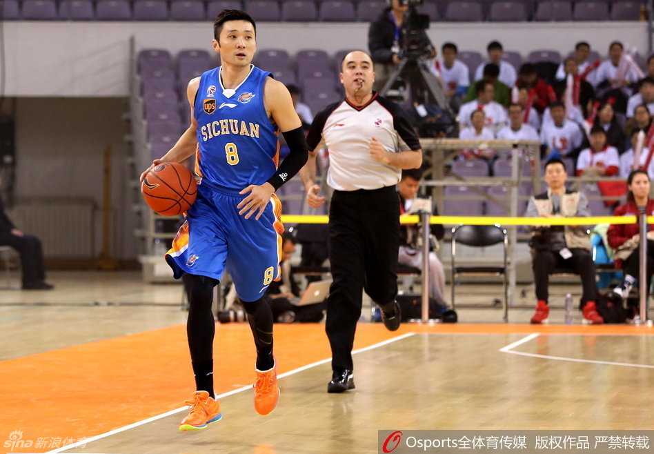 “鹰王”约什史密斯如同滑翔机一般飞驰而至，他单手持球，在空中滑翔后将球狠狠地砸进篮筐，展现出惊人的爆发力与天賦。