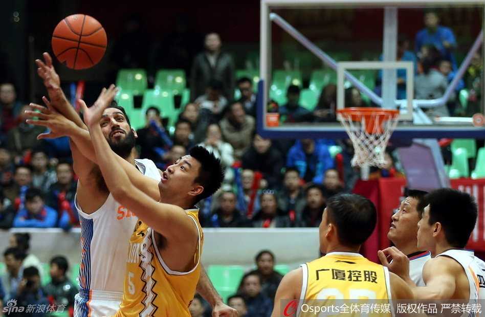 哈里斯持球强行突破，身体在空中完全舒展，面对补防的球员上演拉杆上篮，滞空能力令人叹为观止。