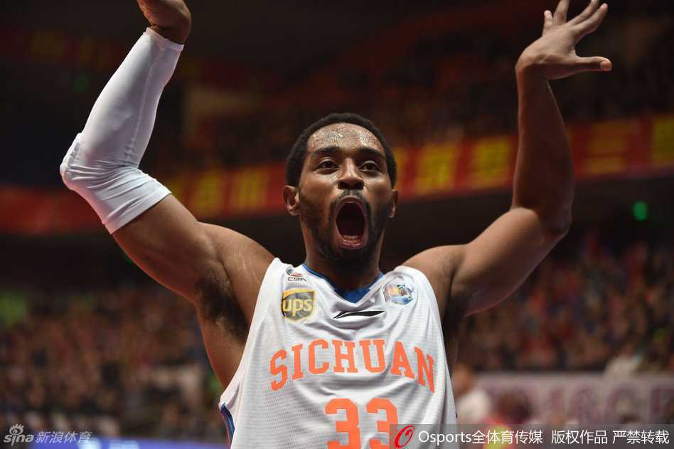 哈达迪张开双臂尽情怒吼庆祝胜利，身后的球迷掀起人浪，这一刻巨人是赛场上唯一的焦点。