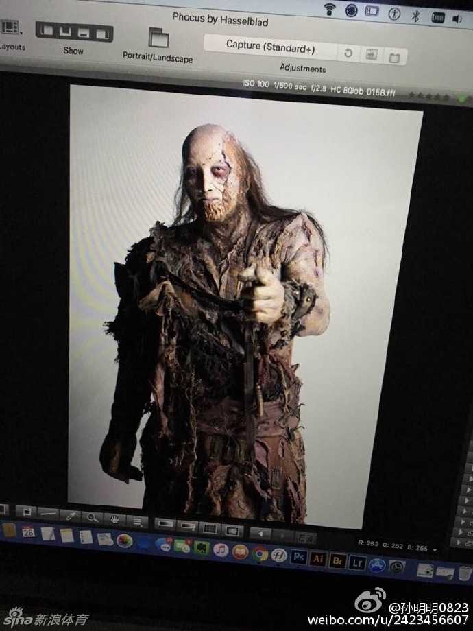 在专业的化妆间里，孙明明紧闭双眼，任由化妆师在他脸上精雕细琢。为了塑造‘红犼’面部肌肉腐烂、骨骼突出的惊悚效果，每一次上妆都需耗费近三个小时，这不仅是对皮肤的考验，更是对耐心的极大挑战。