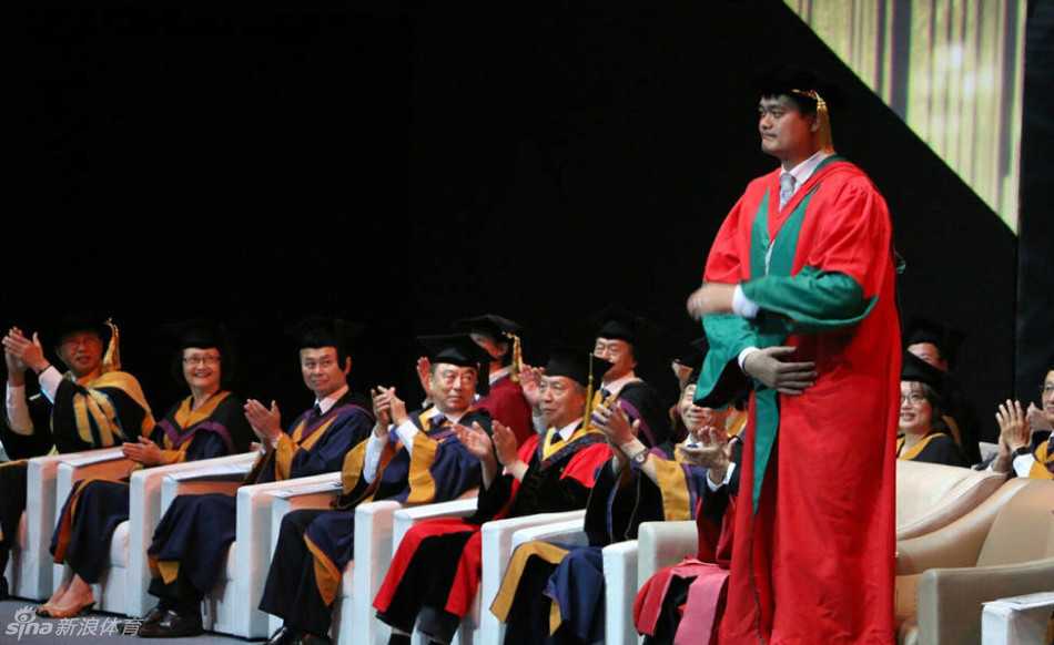 在庄重的典礼现场，李嘉诚先生与姚明并肩而坐，身高相差悬殊的两人形成了极具视觉冲击力的