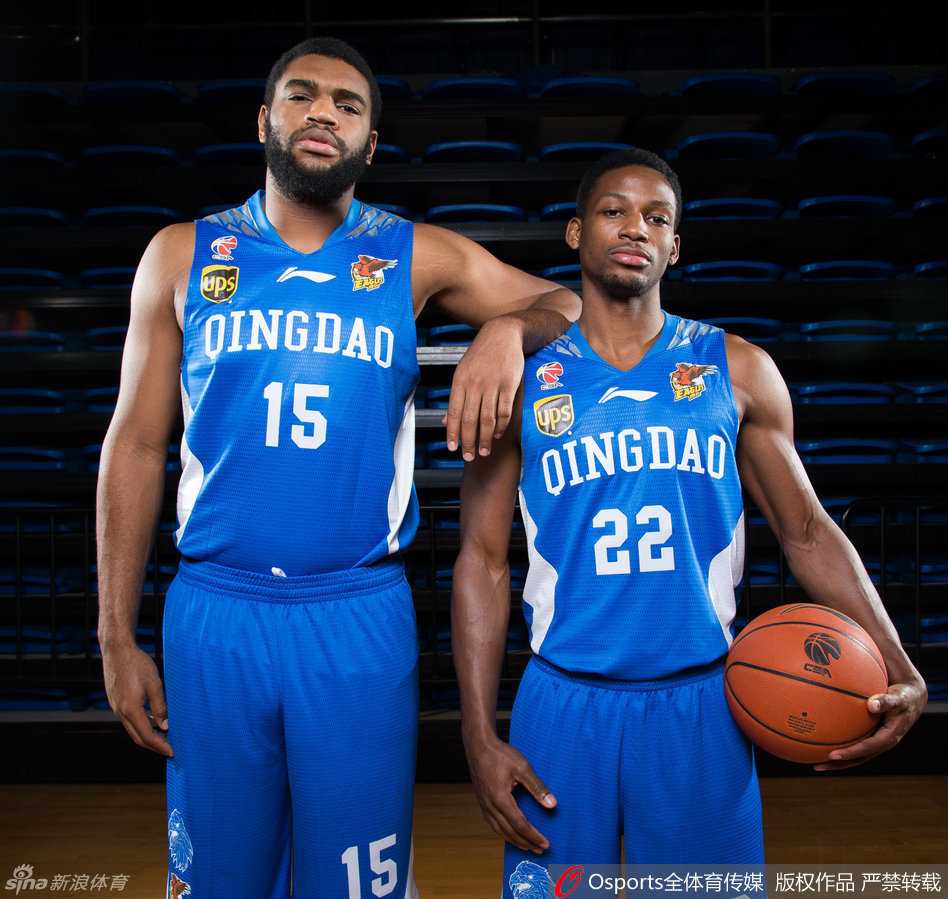 球员们围在一起击掌鼓劲，吉布森、张骋宇、罗旭东等后场球员神情专注，团队的凝聚力在这一刻彰显。