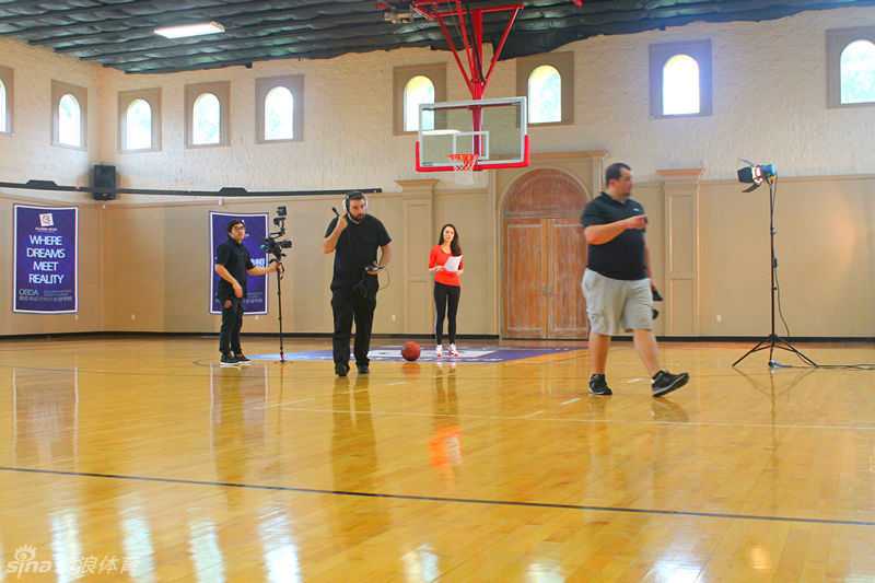 在聚光灯的照耀下，巴特尔亲自上阵做动作示范，他庞大的身躯却展现出惊人的协调性，为身旁的小球员们完美诠释了篮球技艺的力量与美感。