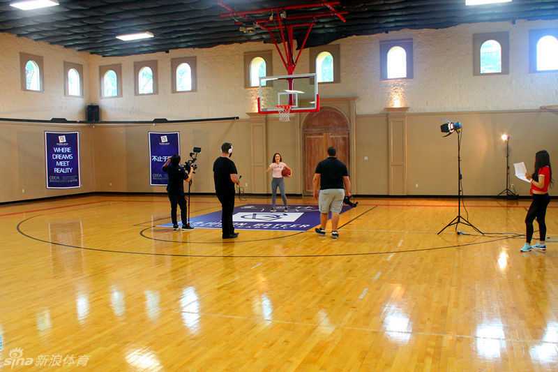 巴特尔目光如炬，全神贯注地盯着场上的小球员们，即使在非拍摄时间，他也在认真观察孩子们的每一个动作，随时准备给予最及时的指导与鼓励。