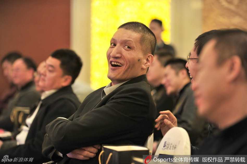 巴特尔面带微笑与现场小球员互动，他俯下身子眼神平视，耐心倾听孩子说话，高大的身影透着满满的亲和力。