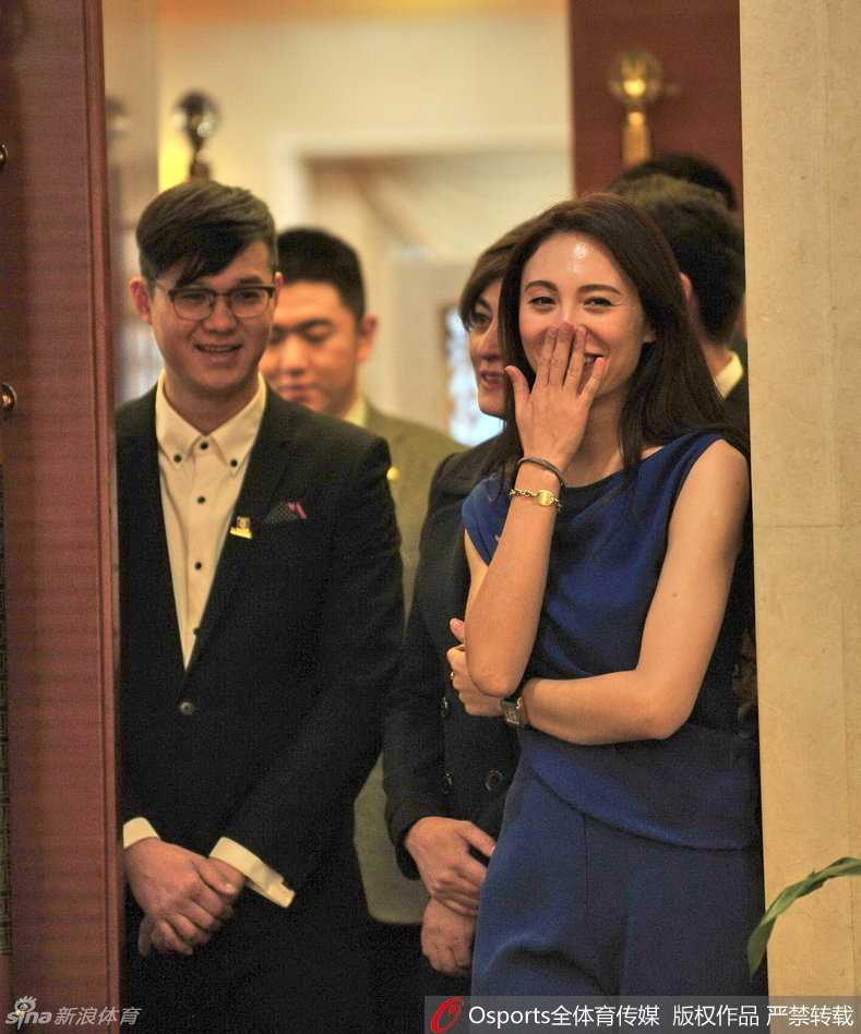 巴特尔的女儿迪菲一袭优雅蓝裙亮相，在麦克风前侃侃而谈，干练的气质与亮丽的外表成为发布会上一道独特的风景线。