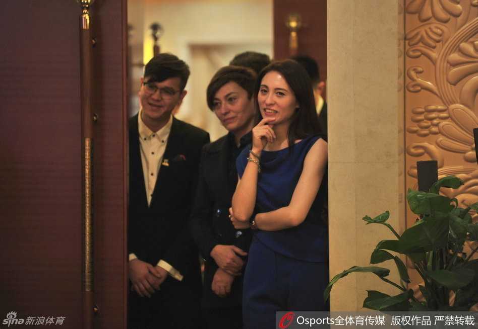 发布会启动仪式上，巴特尔与嘉宾共同按下启动按钮，身后大屏幕光芒四射，标志着新疆青少年篮球赛事正式拉开帷幕。