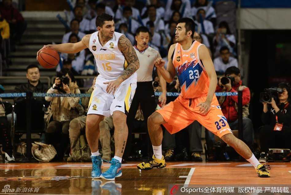 巴蒂斯塔硬撼张兆旭 CBA内线铁血对抗录 巴蒂斯塔在禁区内顶住防守,利用强壮的身体强行挤出空间,在张兆旭的头顶完成了一次势在必力的上篮得分。