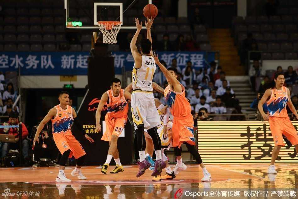 巴蒂斯塔硬撼张兆旭 CBA内线铁血对抗录 张兆旭高高跃起,在多名对手的头顶上将篮板球稳稳摘下,展现了他在防守端的统治力。