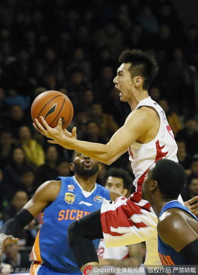 巴蒂斯塔硬撼张兆旭 CBA内线铁血对抗录 裁判鸣哨后,双方球员迅速围拢上前,情绪激动地对着裁判比划手势,试图解释场上的情况。