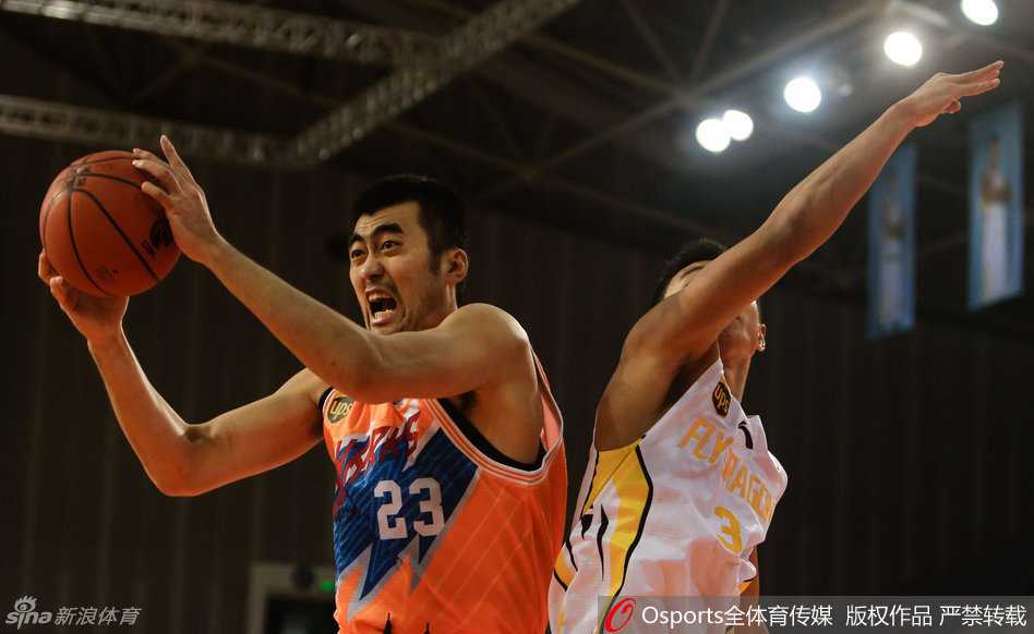 巴蒂斯塔硬撼张兆旭 CBA内线铁血对抗录 崔晋铭如利刃般强行突破防线,面对防守悍然起身上篮,霸气十足地完成这次进攻。