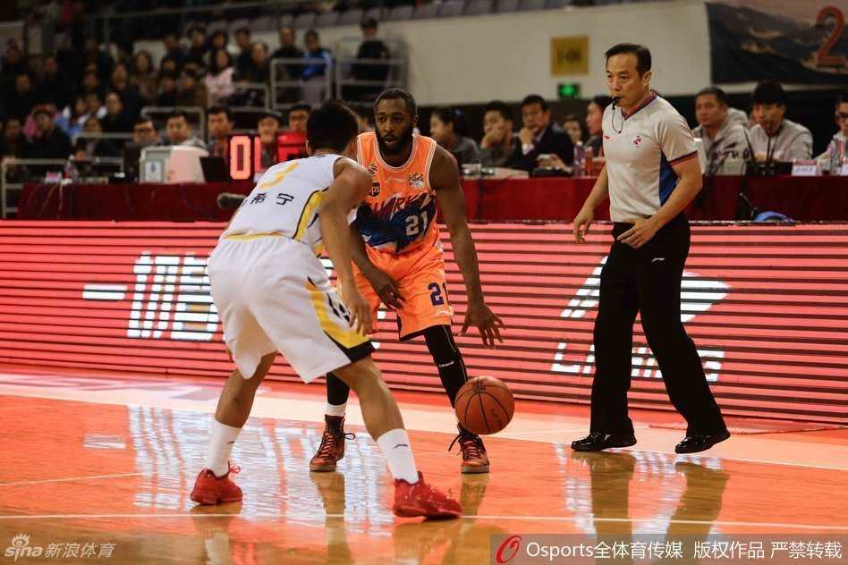 巴蒂斯塔硬撼张兆旭 CBA内线铁血对抗录 于梁在三分线外果断出手,眼神紧盯着飞向篮筐的篮球,这一刻他承担着全队的进攻希望。