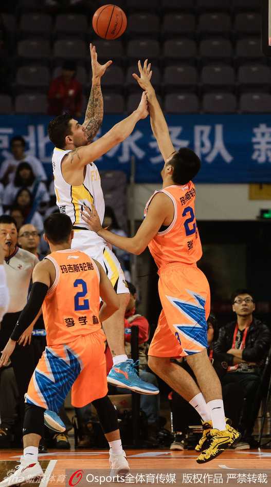 巴蒂斯塔硬撼张兆旭 CBA内线铁血对抗录 普莱斯运球穿越半场,眼神犀利地观察队友跑位,正准备发动一次关键的阵地进攻。