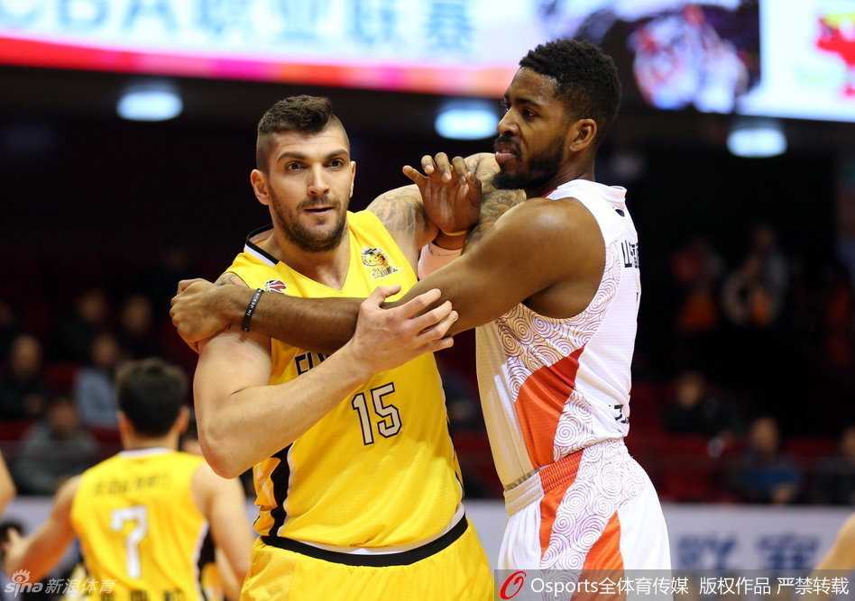 贾森·汤普森在山东内线稳稳接球，面对包夹他目光如炬，准备用力量捍卫禁区。