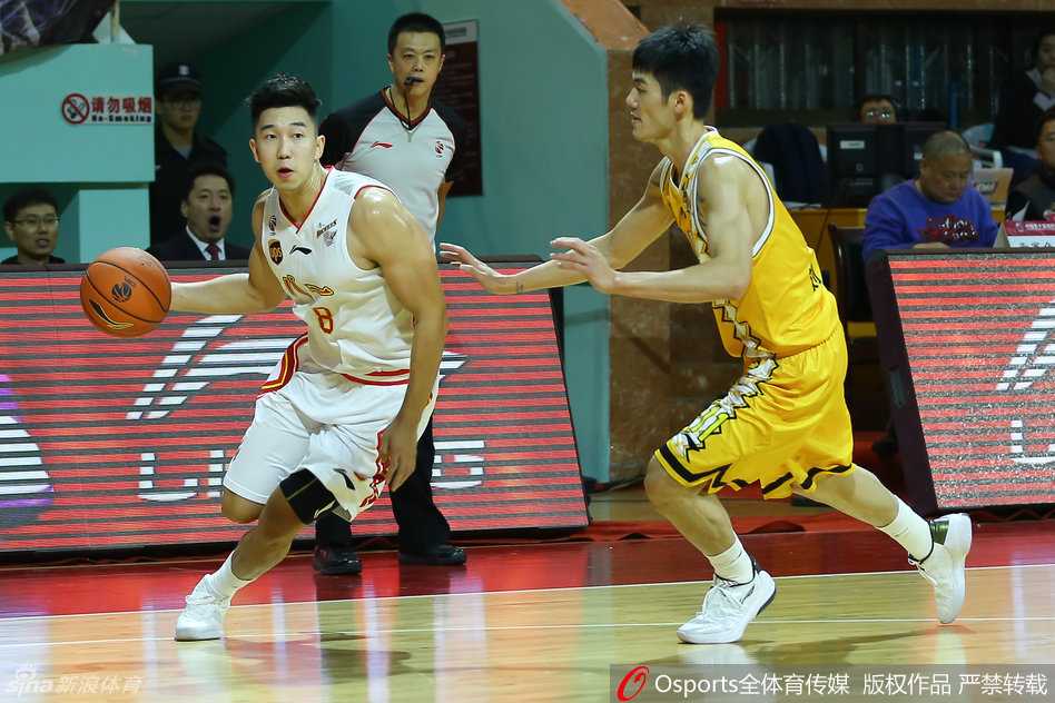 科尔突破如闪电劈开防守，他低身运球杀入重围，用速度诠释了何为CBA的进攻利刃。